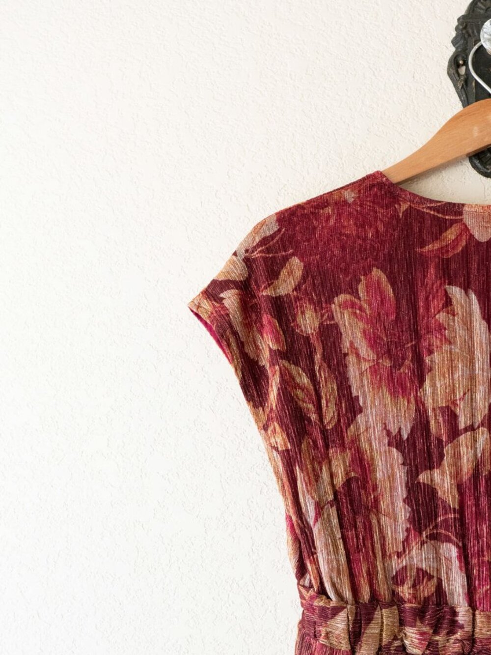 VICI Burgundy Floral Metallic Gold Pleated Maxi Dress XS Deep V Neck Slit - Picture 13 of 15